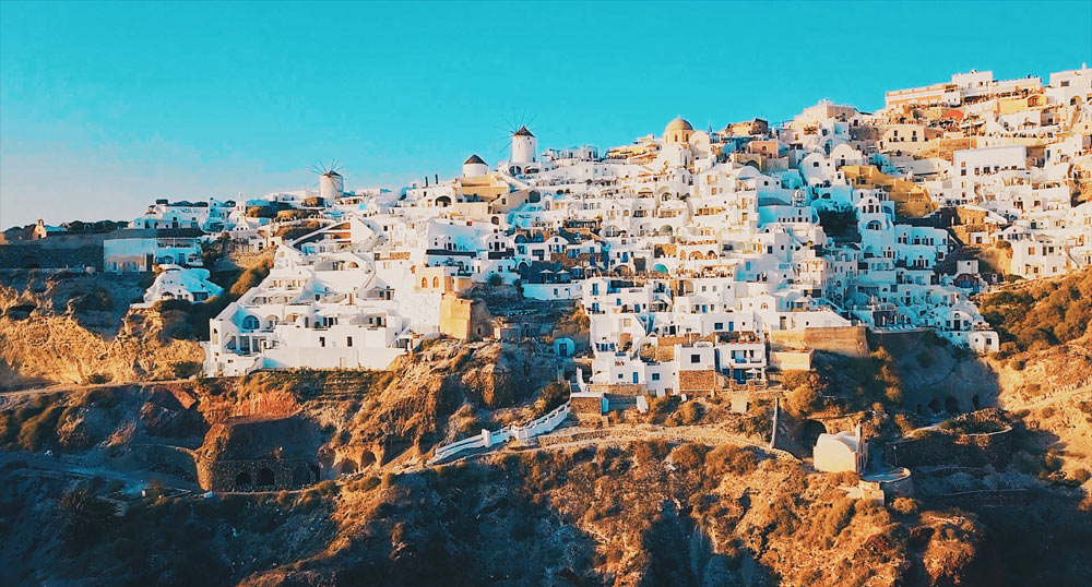 Santorini voyage à santorin vacances santorin grèce grece cyclades iles grecques mer égée santorin milos naxos paros mykonos folegandros blog voyage emma blogueuse voyage emma gattuso emma vlog trotter vlogs vlog santorin milos chora oia fira thira caldeira santorin red beach akrotiri pyrgos megalochori plus belles plages de grèce plus belle chora ios greece europe vacances en grèce voyage dans les cyclades partir en europe canaves oia suites canaves epitome où loger à santorin meilleur hotel santorin vue mer santorin itinéraire cyclades itinéraire santorin que voir que faire à santorin 1 semaine à santorin plus beaux sites plus beaux spots santorin incontournables vlog santorin