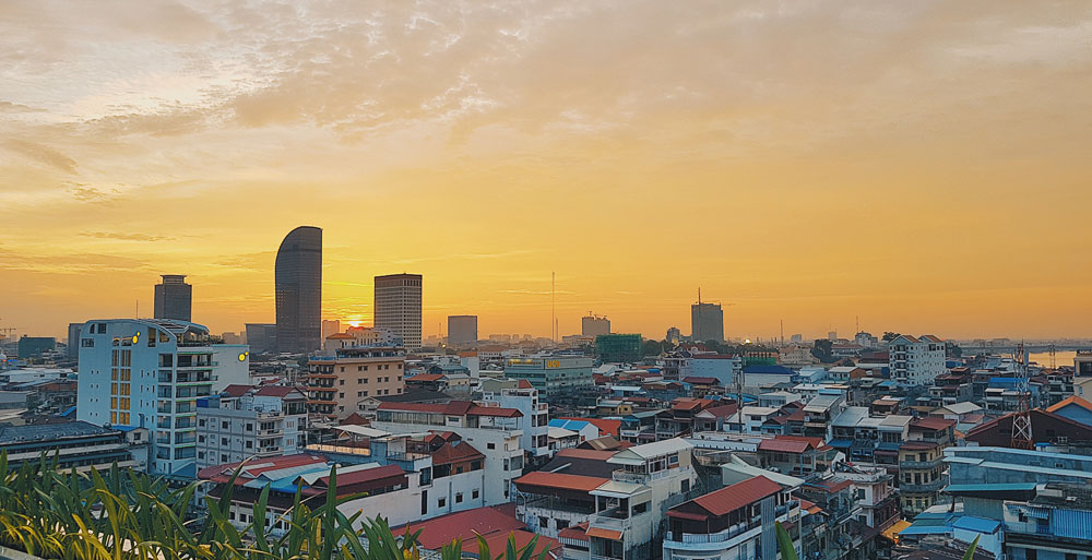 Le cambodge voyage au cambodge visiter le cambodge temples d’angkor visiter phnom penh que faire que voir à phnom penh ? palais royal pagode d’argent marché central tuol sleng camp S21 killing fields veal meru croisette cambodgienne sky bar roof top phnom penh angkor wat le bayon angkor thom ta prohm voyager au cambodge phnom penh palais royal villages flottants kompong khleang lac tonlé sap siem reap plus beaux spots meilleurs spots plus beaux sites blog voyage vlogtrotter emma vlog trotter blogueuse voyage blogueur voyage que faire que voir au cambodge  vacances au cambodge blog voyage travelblog FAQ préparer son voyage organisation organiser son voyage itinéraire 2 semaines au cambodge  itinéraire 3 semaines au cambodge 10 jours 12 jours 14 jours  immanquables du cambodge best of cambodge plus beaux sites du cambodge vlog incontournables best of cambodge blog voyage vlogtrotter blogueur voyage roadtrip 