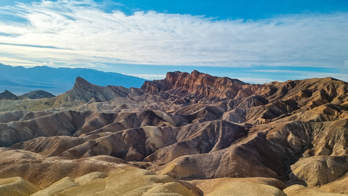 Zabriskie Point Road trip aux USA road trip dans l’ouest américain visiter grand canyon visiter monument valley vallée visiter bryce canyon antelope canyon horseshoe bend lac powell la vallée de la mort meilleur blog voyages visiter la death valley los angeles en trois jours las vegas que faire que voir à las vegas itinéraire 15 jours road trip ouest américain meilleur itinéraire best of plus beaux sites ouest américain blog voyage USA Etats-Unis