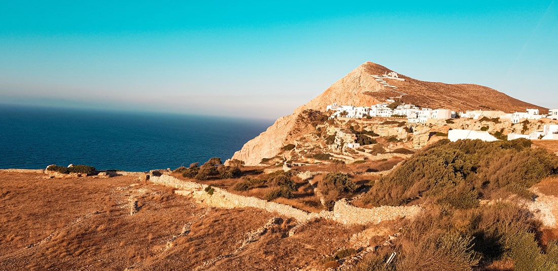 Folegandros voyage à folegandros vacances folegandros grèce grece cyclades iles grecques mer égée santorin milos naxos paros mykonos blog voyage emma blogueuse voyage emma gattuso emma vlog trotter vlogs vlog santorin milos chora katergo livadaki plus belles plages de grèce plus belle chora ios greece europe vacances en grèce voyage dans les cyclades partir en europe port de karavosassi plage de vardia hotel ampelos où loger à folegandros meilleur hotel folegandros vue chora folegandros agios nkolaos baie de vathy plage agali itinéraire cyclades itinéraire folegandros que voir que faire à folegandros 1 semaine à folegandros plus beaux sites plus beaux spots folegandros incontournables eglise panagia 