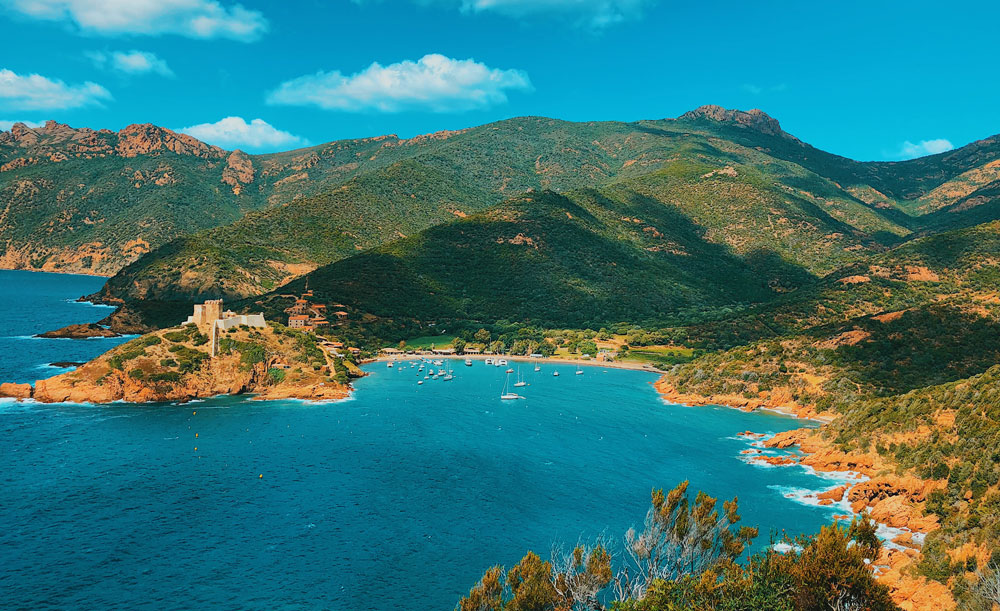 scandola girolata golfe porto UNESCO voyage en Corse visiter la corse ile de beauté Corse voyage en Corse visiter la corse France partir en vacances en corse corsica ajaccio sartène où manger en corse ? porto-vecchio balagne calvi ile-rousse bastia cap corse centuri corte sartène bonifacio iles lavezzi iles sanguinaires porticcio golfe de porto girolata réserve naturelle scandola calanques piana girolata désert des agriate vallée restonica aiguilles bavella nonza monticello meilleures tables de balagne plus beaux spots meilleurs spots plus beaux sites de corse blog voyage vlogtrotter emma vlog trotter blogueuse voyage blogueur voyage que faire que voir en corse  vacances en corse blog voyage travelblog FAQ préparer son voyage organisation organiser son voyage itinéraire 1 semaine en Corse 2 semaines en corse immanquables de corse best of corse plus beaux sites de corse vlog corse incontournables best of corse blog voyage vlogtrotter blogueur voyage roadtrip île de beauté