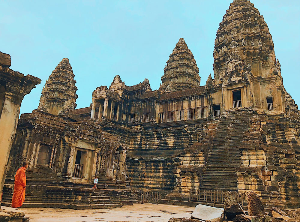 Le cambodge voyage au cambodge visiter le cambodge temples d’angkor angkor wat le bayon angkor thom ta prohm baphuon terrasse du roi lépreux terrasse des éléphants preah kahn banteay kdei cambodia asie voyager au cambodge phnom penh palais royal villages flottants kompong khleang lac tonlé sap siem reap plus beaux spots meilleurs spots plus beaux sites blog voyage vlogtrotter emma vlog trotter blogueuse voyage blogueur voyage que faire que voir au cambodge  vacances au cambodge blog voyage travelblog FAQ préparer son voyage organisation organiser son voyage itinéraire 2 semaines au cambodge  itinéraire 3 semaines au cambodge 10 jours 12 jours 14 jours  immanquables du cambodge best of cambodge plus beaux sites du cambodge vlog incontournables best of cambodge blog voyage vlogtrotter blogueur voyage roadtrip 