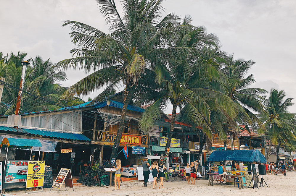 Le cambodge voyage au cambodge visiter le cambodge temples d’angkor angkor wat cambodia asie voyager au cambodge koh rong koh rong samloem sanloem archipel de koh rong iles du cambodge golfe de thailande plages cambodge phnom penh plus beaux spots meilleurs spots plus beaux sites blog voyage vlogtrotter emma vlog trotter blogueuse voyage blogueur voyage que faire que voir au cambodge  vacances au cambodge blog voyage travelblog FAQ préparer son voyage organisation organiser son voyage itinéraire 2 semaines au cambodge  itinéraire 3 semaines au cambodge 10 jours 12 jours 14 jours  immanquables du cambodge best of cambodge plus beaux sites du cambodge vlog incontournables best of cambodge blog voyage vlogtrotter blogueur voyage roadtrip 