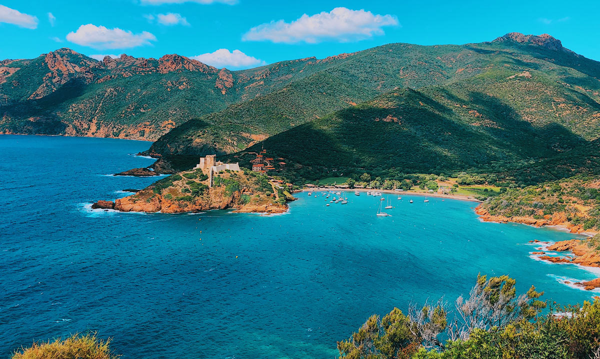 voyage visiter Corse Scandola Girolata Piana Porto Corse voyage en Corse visiter la corse France partir en vacances en corse corsica ajaccio sartène où manger en corse ? porto-vecchio balagne calvi ile-rousse bastia cap corse centuri corte sartène bonifacio iles lavezzi iles sanguinaires porticcio golfe de porto girolata réserve naturelle scandola calanques piana girolata désert des agriate vallée restonica aiguilles bavella nonza monticello meilleures tables de balagne plus beaux spots meilleurs spots plus beaux sites de corse blog voyage vlogtrotter emma vlog trotter blogueuse voyage blogueur voyage que faire que voir en corse  vacances en corse blog voyage travelblog FAQ préparer son voyage organisation organiser son voyage itinéraire 1 semaine en Corse 2 semaines en corse immanquables de corse best of corse plus beaux sites de corse vlog corse incontournables best of corse blog voyage vlogtrotter blogueur voyage roadtrip île de beauté