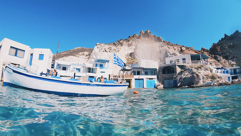 Santorini Milos voyage à milos vacances milos grèce grece cyclades iles grecques mer égée santorin milos naxos paros mykonos santorin folegandros blog voyage emma blogueuse voyage emma gattuso emma vlog trotter vlogs vlog santorin vlog milos chora sarakiniko papafragas tsigrado adamas kleftiko sikia cave paliochori glaronissia plaka klima firopotamos plus belles plages de grèce plus belle chora ios greece europe vacances en grèce voyage dans les cyclades partir en europe où loger à milos meilleur hotel milos vue mer itinéraire cyclades itinéraire milos que voir que faire à milos 1 semaine à milos plus beaux sites plus beaux spots milos incontournables vlog milos