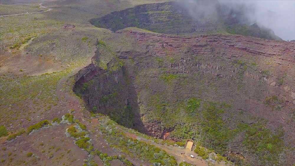 La Réunion île de la réunion voyage à la réunion visiter la réunion volcan le piton de la fournaise cratère commerson pas de bellecombe plaine des sables mars lune lunaire volcan en éruption piton de bert formica leo gîte du volcan bourg murat randonner piton de la fournaise grand brûlé route des laves nager avec les baleines tortues kélonia plus belles plages de la réunion plus beaux spots meilleurs spots plus beaux sites blog voyage vlogtrotter emma vlog trotter blogueuse voyage blogueur voyage que faire que voir à la vacances à la réunion blog voyage travelblog FAQ préparer son voyage organisation organiser son voyage itinéraire 2 semaines à la réunion itinéraire 3 semaines à la réunion 10 jours 12 jours 14 jours  immanquables de la réunion best of la réunion plus beaux sites La Réunion vlog incontournables best of la réunion blog voyage vlogtrotter blogueur voyage roadtrip 