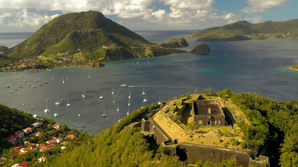 Guadeloupe les Saintes Terre de Haut Terre de Bas visiter les saintes voyage en guadeloupe que voir que faire aux Saintes ? les plus beaux sports des Saintes best off les saintes caraïbes marie-galante où loger aux saintes combien de temps rester aux saintes baie des saintes îles de guadeloupe antilles françaises caraïbes  fort napoléon