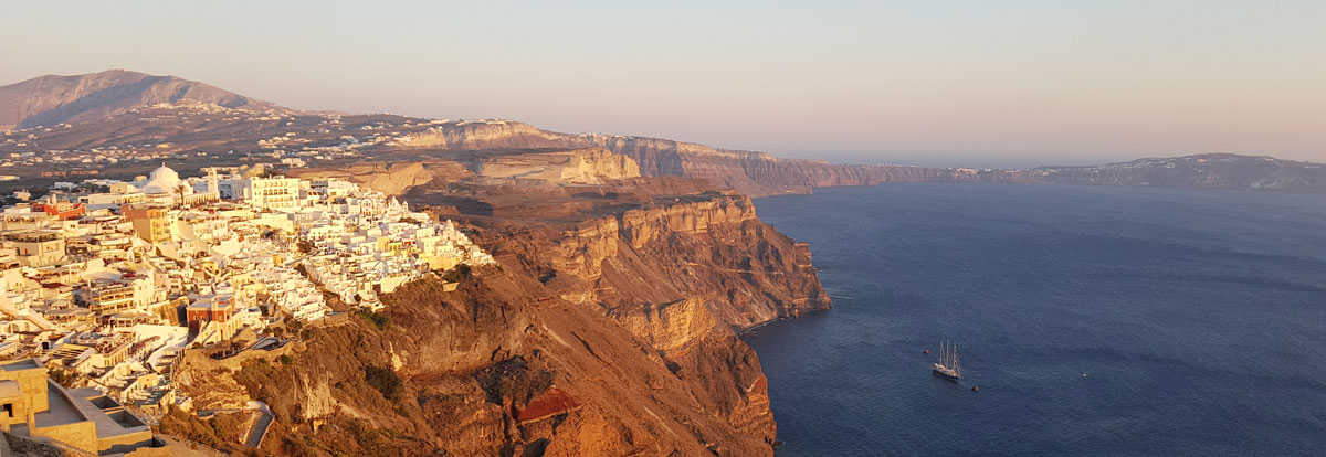 Santorin Grèce katina fish taverne  voyager port Amoudi Santorini Santorini voyage à santorin vacances santorin grèce grece cyclades iles grecques mer égée santorin milos naxos paros mykonos folegandros blog voyage emma blogueuse voyage emma gattuso emma vlog trotter vlogs vlog santorin milos chora oia fira thira caldeira santorin red beach akrotiri pyrgos megalochori plus belles plages de grèce plus belle chora ios greece europe vacances en grèce voyage dans les cyclades partir en europe canaves oia suites canaves epitome où loger à santorin meilleur hotel santorin vue mer santorin itinéraire cyclades itinéraire santorin que voir que faire à santorin 1 semaine à santorin plus beaux sites plus beaux spots santorin incontournables vlog santorin