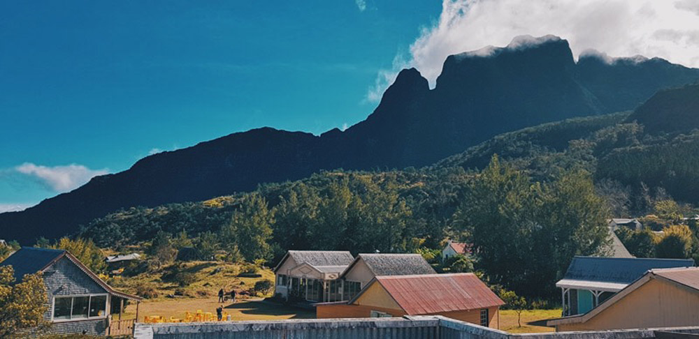 La réunion voyager à la réunion visiter la réunion que voir que faire à la réunion plus beaux spots cirque de mafate salazie cilaos randonner dans mafate randonner à la réunion marla col des bœufs roche plate fond de mafate ilet à malheur le maido Maïdo la nouvelle trois roches parking col des bœufs saint-gilles les bains le piton de la fournaise volcan kélonia tortues marines nager avec les baleines hélico à la réunion hélilagon blog voyage blogueuse voyage grand raid diagonale des fous