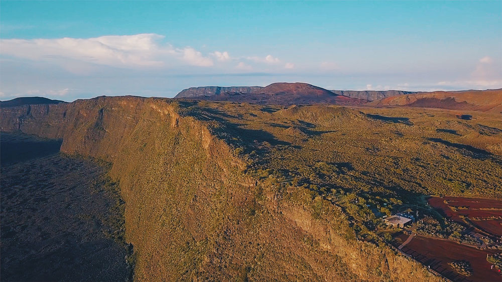 La Réunion île de la réunion voyage à la réunion visiter la réunion volcan le piton de la fournaise cratère commerson pas de bellecombe plaine des sables mars lune lunaire volcan en éruption piton de bert formica leo gîte du volcan bourg murat randonner piton de la fournaise grand brûlé route des laves nager avec les baleines tortues kélonia plus belles plages de la réunion plus beaux spots meilleurs spots plus beaux sites blog voyage vlogtrotter emma vlog trotter blogueuse voyage blogueur voyage que faire que voir à la vacances à la réunion blog voyage travelblog FAQ préparer son voyage organisation organiser son voyage itinéraire 2 semaines à la réunion itinéraire 3 semaines à la réunion 10 jours 12 jours 14 jours  immanquables de la réunion best of la réunion plus beaux sites La Réunion vlog incontournables best of la réunion blog voyage vlogtrotter blogueur voyage roadtrip 