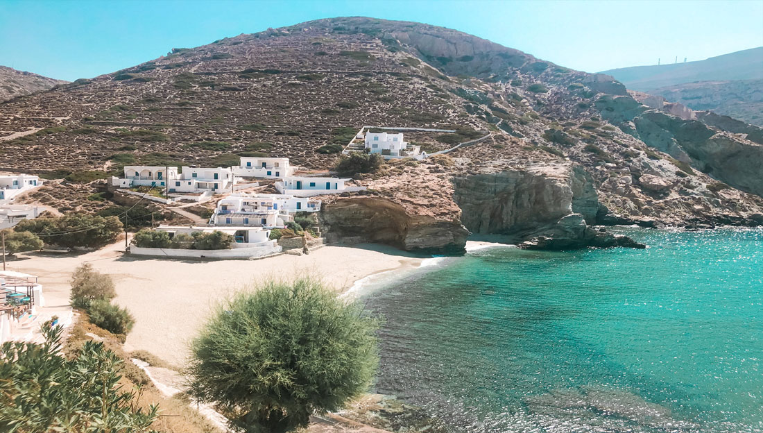 Folegandros voyage à folegandros vacances folegandros grèce grece cyclades iles grecques mer égée santorin milos naxos paros mykonos blog voyage emma blogueuse voyage emma gattuso emma vlog trotter vlogs vlog santorin milos chora katergo livadaki plus belles plages de grèce plus belle chora ios greece europe vacances en grèce voyage dans les cyclades partir en europe port de karavosassi plage de vardia hotel ampelos où loger à folegandros meilleur hotel folegandros vue chora folegandros agios nkolaos baie de vathy plage agali itinéraire cyclades itinéraire folegandros que voir que faire à folegandros 1 semaine à folegandros plus beaux sites plus beaux spots folegandros incontournables eglise panagia 