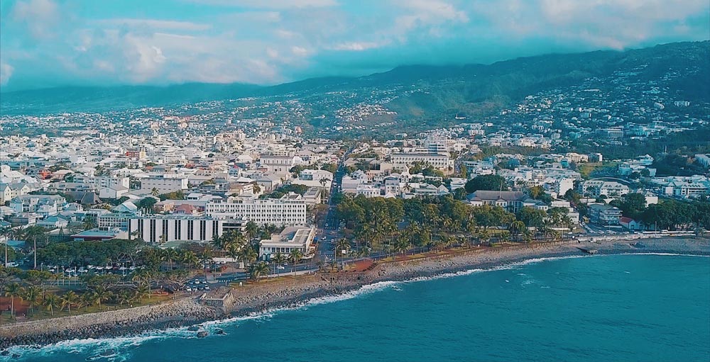 saint denis La Réunion île de la réunion voyage à la réunion visiter la réunion volcan le piton de la fournaise cratère plaine des sables volcan en randonner piton de la fournaise grand brûlé route des laves cilaos mafate salazie cirques nager avec les baleines tortues kélonia plus belles plages de la réunion plus beaux spots meilleurs spots plus beaux sites blog voyage vlogtrotter emma vlog trotter blogueuse voyage blogueur voyage que faire que voir à la vacances à la réunion blog voyage travelblog FAQ préparer son voyage organisation organiser son voyage itinéraire 2 semaines à la réunion itinéraire 3 semaines à la réunion 10 jours 12 jours 14 jours  immanquables de la réunion best of la réunion plus beaux sites La Réunion vlog incontournables best of la réunion blog voyage vlogtrotter blogueur voyage roadtrip 