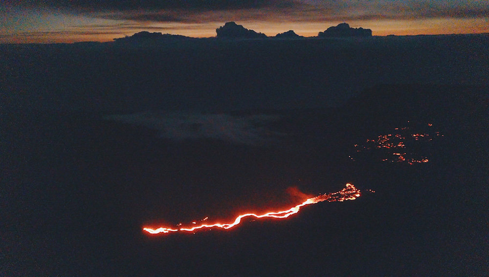 La Réunion île de la réunion voyage à la réunion visiter la réunion volcan le piton de la fournaise cratère commerson pas de bellecombe plaine des sables mars lune lunaire volcan en éruption piton de bert formica leo gîte du volcan bourg murat randonner piton de la fournaise grand brûlé route des laves nager avec les baleines tortues kélonia plus belles plages de la réunion plus beaux spots meilleurs spots plus beaux sites blog voyage vlogtrotter emma vlog trotter blogueuse voyage blogueur voyage que faire que voir à la vacances à la réunion blog voyage travelblog FAQ préparer son voyage organisation organiser son voyage itinéraire 2 semaines à la réunion itinéraire 3 semaines à la réunion 10 jours 12 jours 14 jours  immanquables de la réunion best of la réunion plus beaux sites La Réunion vlog incontournables best of la réunion blog voyage vlogtrotter blogueur voyage roadtrip 