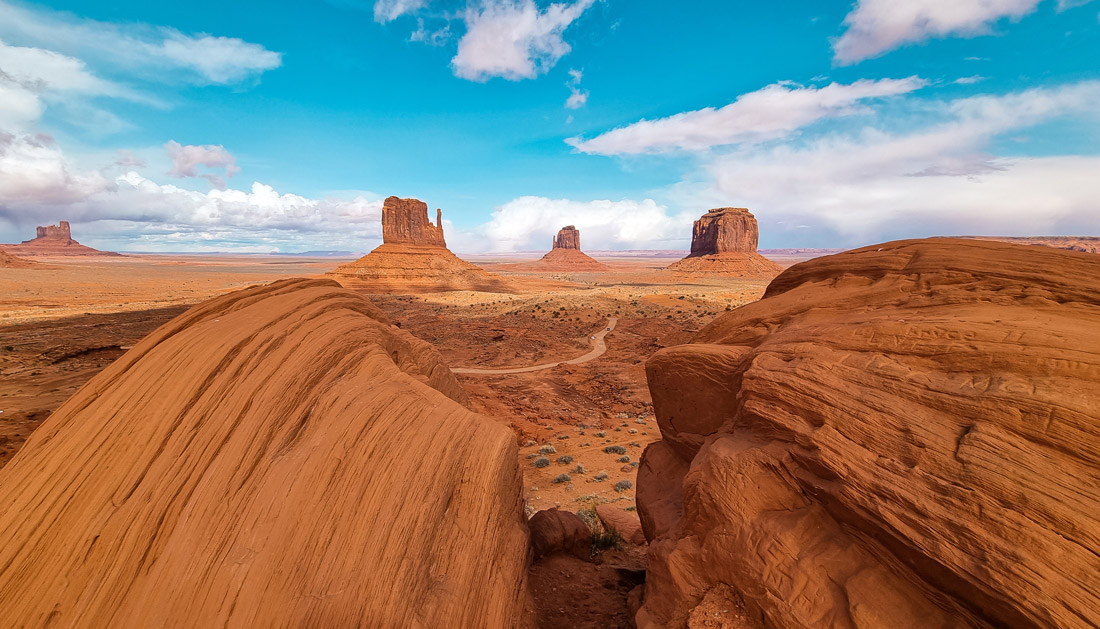 Monument Vallée Monument Valley navajos indiens Road trip aux USA road trip dans l’ouest américain visiter grand canyon visiter monument valley vallée visiter bryce canyon antelope canyon horseshoe bend lac powell la vallée de la mort meilleur blog voyages visiter la death valley los angeles en trois jours las vegas que faire que voir à las vegas itinéraire 15 jours road trip ouest américain meilleur itinéraire best of plus beaux sites ouest américain blog voyage USA Etats-Unis