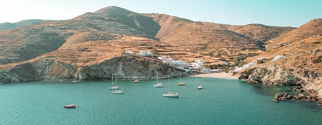 Voyage dans les cyclades îles grecques mer egée visiter la grèce voyager en grece quelle ile choisir ? plus belle île grecque ? santorin naxos paros mykonos folegandros milos syros tinos antiparos donoussa koufonissi sérifos sifnos amorgos ios andros tinos itinéraire cyclades visiter cyclades ferries cyclades louer une voiture blog voyage vlog vlogs grèce santorin milos organiser voyage grèce cyclades