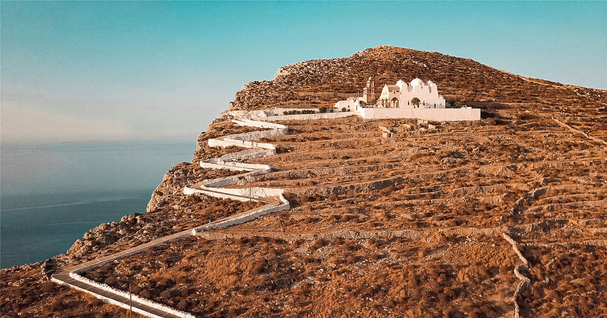 Folegandros voyage à folegandros vacances folegandros grèce grece cyclades iles grecques mer égée santorin milos naxos paros mykonos blog voyage emma blogueuse voyage emma gattuso emma vlog trotter vlogs vlog santorin milos chora katergo livadaki plus belles plages de grèce plus belle chora ios greece europe vacances en grèce voyage dans les cyclades partir en europe port de karavosassi plage de vardia hotel ampelos où loger à folegandros meilleur hotel folegandros vue chora folegandros agios nkolaos baie de vathy plage agali itinéraire cyclades itinéraire folegandros que voir que faire à folegandros 1 semaine à folegandros plus beaux sites plus beaux spots folegandros incontournables eglise panagia 