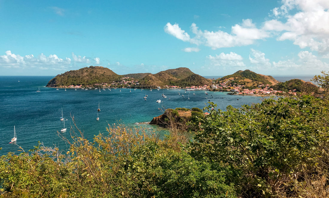 Guadeloupe les Saintes Terre de Haut Terre de Bas visiter les saintes voyage en guadeloupe que voir que faire aux Saintes ? les plus beaux sports des Saintes best off les saintes caraïbes marie-galante où loger aux saintes combien de temps rester aux saintes baie des saintes îles de guadeloupe antilles françaises caraïbes 