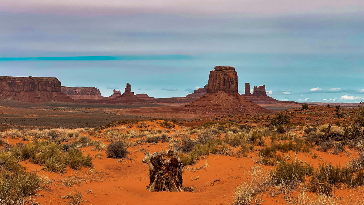 Monument Vallée Monument Valley navajos indiens Road trip aux USA road trip dans l’ouest américain visiter grand canyon visiter monument valley vallée visiter bryce canyon antelope canyon horseshoe bend lac powell la vallée de la mort meilleur blog voyages visiter la death valley los angeles en trois jours las vegas que faire que voir à las vegas itinéraire 15 jours road trip ouest américain meilleur itinéraire best of plus beaux sites ouest américain blog voyage USA Etats-Unis