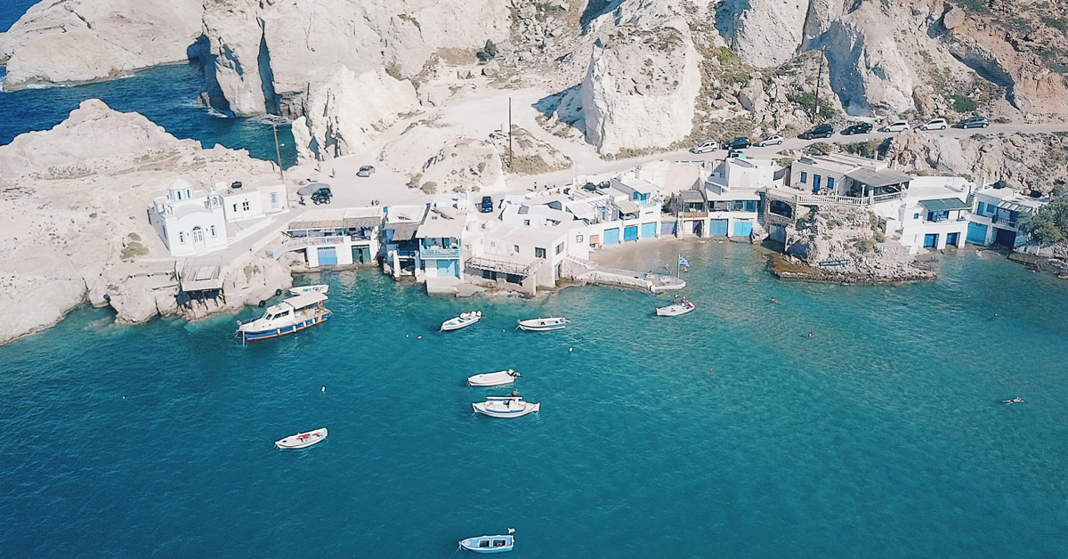 Santorini Milos voyage à milos vacances milos grèce grece cyclades iles grecques mer égée santorin milos naxos paros mykonos santorin folegandros blog voyage emma blogueuse voyage emma gattuso emma vlog trotter vlogs vlog santorin vlog milos chora sarakiniko papafragas tsigrado adamas kleftiko sikia cave paliochori glaronissia plaka klima firopotamos plus belles plages de grèce plus belle chora ios greece europe vacances en grèce voyage dans les cyclades partir en europe où loger à milos meilleur hotel milos vue mer itinéraire cyclades itinéraire milos que voir que faire à milos 1 semaine à milos plus beaux sites plus beaux spots milos incontournables vlog milos