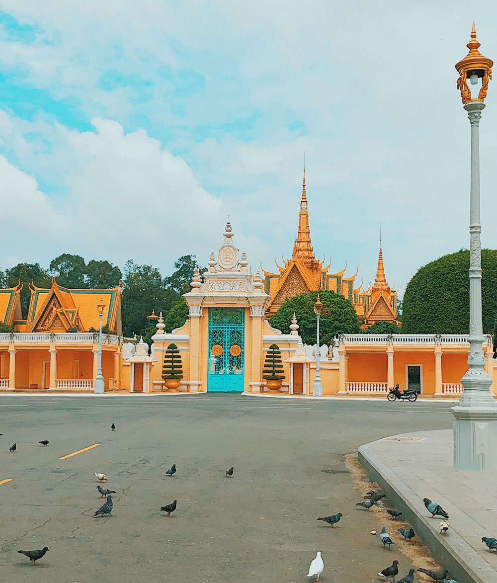 Le cambodge voyage au cambodge visiter le cambodge temples d’angkor visiter phnom penh que faire que voir à phnom penh ? palais royal pagode d’argent marché central tuol sleng camp S21 killing fields veal meru croisette cambodgienne sky bar roof top phnom penh angkor wat le bayon angkor thom ta prohm voyager au cambodge phnom penh palais royal villages flottants kompong khleang lac tonlé sap siem reap plus beaux spots meilleurs spots plus beaux sites blog voyage vlogtrotter emma vlog trotter blogueuse voyage blogueur voyage que faire que voir au cambodge  vacances au cambodge blog voyage travelblog FAQ préparer son voyage organisation organiser son voyage itinéraire 2 semaines au cambodge  itinéraire 3 semaines au cambodge 10 jours 12 jours 14 jours  immanquables du cambodge best of cambodge plus beaux sites du cambodge vlog incontournables best of cambodge blog voyage vlogtrotter blogueur voyage roadtrip 