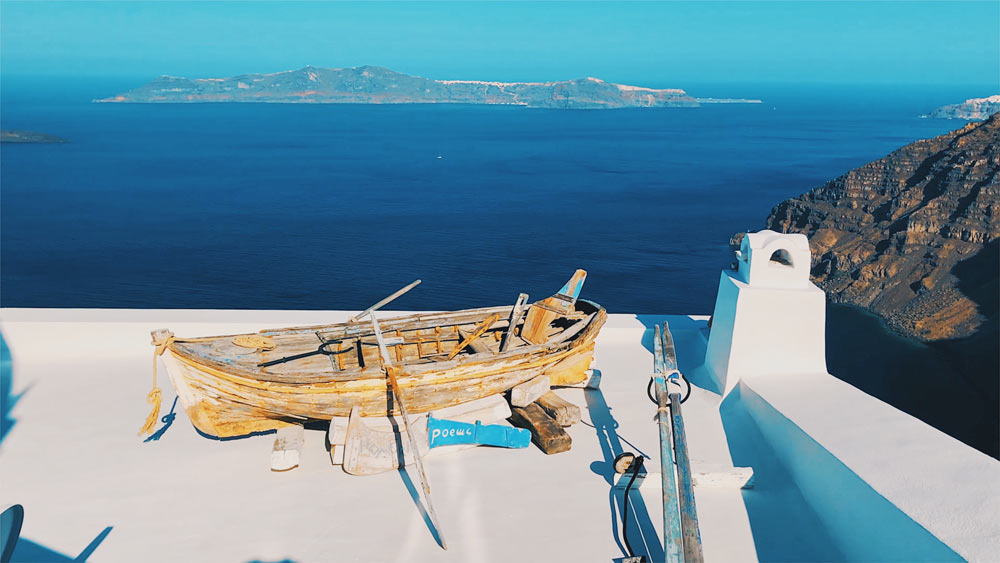 Santorini voyage à santorin vacances santorin grèce grece cyclades iles grecques mer égée santorin milos naxos paros mykonos folegandros blog voyage emma blogueuse voyage emma gattuso emma vlog trotter vlogs vlog santorin milos chora oia fira thira caldeira santorin red beach akrotiri pyrgos megalochori plus belles plages de grèce plus belle chora ios greece europe vacances en grèce voyage dans les cyclades partir en europe canaves oia suites canaves epitome où loger à santorin meilleur hotel santorin vue mer santorin itinéraire cyclades itinéraire santorin que voir que faire à santorin 1 semaine à santorin plus beaux sites plus beaux spots santorin incontournables vlog santorin