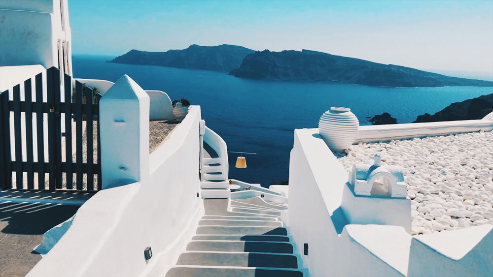 Santorini voyage à santorin vacances santorin grèce grece cyclades iles grecques mer égée santorin milos naxos paros mykonos folegandros blog voyage emma blogueuse voyage emma gattuso emma vlog trotter vlogs vlog santorin milos chora oia fira thira caldeira santorin red beach akrotiri pyrgos megalochori plus belles plages de grèce plus belle chora ios greece europe vacances en grèce voyage dans les cyclades partir en europe canaves oia suites canaves epitome où loger à santorin meilleur hotel santorin vue mer santorin itinéraire cyclades itinéraire santorin que voir que faire à santorin 1 semaine à santorin plus beaux sites plus beaux spots santorin incontournables vlog santorin