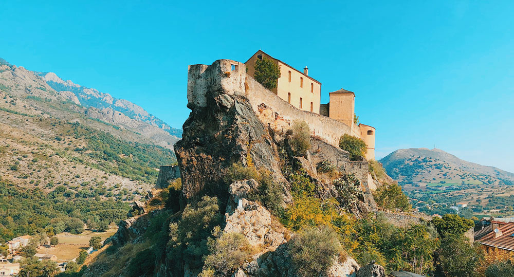 voyage en Corse visiter la corse ile de beauté citadelle de corte Corse voyage en Corse visiter la corse France partir en vacances en corse corsica ajaccio sartène où manger en corse ? porto-vecchio balagne calvi ile-rousse bastia cap corse centuri corte sartène bonifacio iles lavezzi iles sanguinaires porticcio golfe de porto girolata réserve naturelle scandola calanques piana girolata désert des agriate vallée restonica aiguilles bavella nonza monticello meilleures tables de balagne plus beaux spots meilleurs spots plus beaux sites de corse blog voyage vlogtrotter emma vlog trotter blogueuse voyage blogueur voyage que faire que voir en corse  vacances en corse blog voyage travelblog FAQ préparer son voyage organisation organiser son voyage itinéraire 1 semaine en Corse 2 semaines en corse immanquables de corse best of corse plus beaux sites de corse vlog corse incontournables best of corse blog voyage vlogtrotter blogueur voyage roadtrip île de beauté