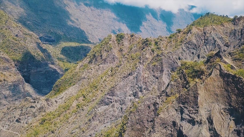 La réunion voyager à la réunion visiter la réunion que voir que faire à la réunion plus beaux spots cirque de mafate salazie cilaos randonner dans mafate randonner à la réunion marla col des bœufs roche plate fond de mafate ilet à malheur le maido Maïdo la nouvelle trois roches parking col des bœufs saint-gilles les bains le piton de la fournaise volcan kélonia tortues marines nager avec les baleines hélico à la réunion hélilagon blog voyage blogueuse voyage grand raid diagonale des fous