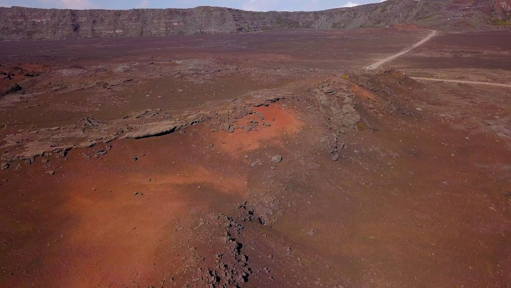 La Réunion île de la réunion voyage à la réunion visiter la réunion volcan le piton de la fournaise cratère commerson pas de bellecombe plaine des sables mars lune lunaire volcan en éruption piton de bert formica leo gîte du volcan bourg murat randonner piton de la fournaise grand brûlé route des laves nager avec les baleines tortues kélonia plus belles plages de la réunion plus beaux spots meilleurs spots plus beaux sites blog voyage vlogtrotter emma vlog trotter blogueuse voyage blogueur voyage que faire que voir à la vacances à la réunion blog voyage travelblog FAQ préparer son voyage organisation organiser son voyage itinéraire 2 semaines à la réunion itinéraire 3 semaines à la réunion 10 jours 12 jours 14 jours  immanquables de la réunion best of la réunion plus beaux sites La Réunion vlog incontournables best of la réunion blog voyage vlogtrotter blogueur voyage roadtrip 