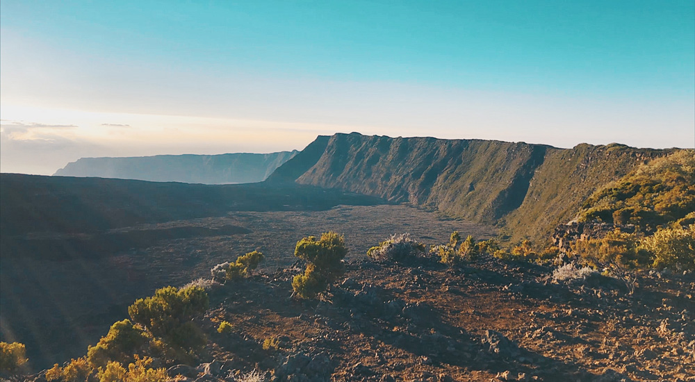 La Réunion île de la réunion voyage à la réunion visiter la réunion volcan le piton de la fournaise cratère commerson pas de bellecombe plaine des sables mars lune lunaire volcan en éruption piton de bert formica leo gîte du volcan bourg murat randonner piton de la fournaise grand brûlé route des laves nager avec les baleines tortues kélonia plus belles plages de la réunion plus beaux spots meilleurs spots plus beaux sites blog voyage vlogtrotter emma vlog trotter blogueuse voyage blogueur voyage que faire que voir à la vacances à la réunion blog voyage travelblog FAQ préparer son voyage organisation organiser son voyage itinéraire 2 semaines à la réunion itinéraire 3 semaines à la réunion 10 jours 12 jours 14 jours  immanquables de la réunion best of la réunion plus beaux sites La Réunion vlog incontournables best of la réunion blog voyage vlogtrotter blogueur voyage roadtrip 