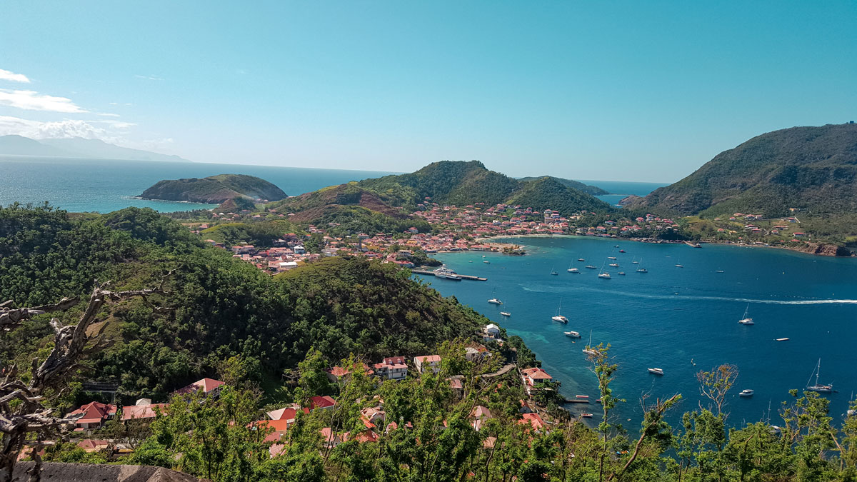 Guadeloupe les Saintes Terre de Haut Terre de Bas visiter les saintes voyage en guadeloupe que voir que faire aux Saintes ? les plus beaux sports des Saintes best off les saintes caraïbes marie-galante où loger aux saintes combien de temps rester aux saintes baie des saintes îles de guadeloupe antilles françaises caraïbes  fort napoléon