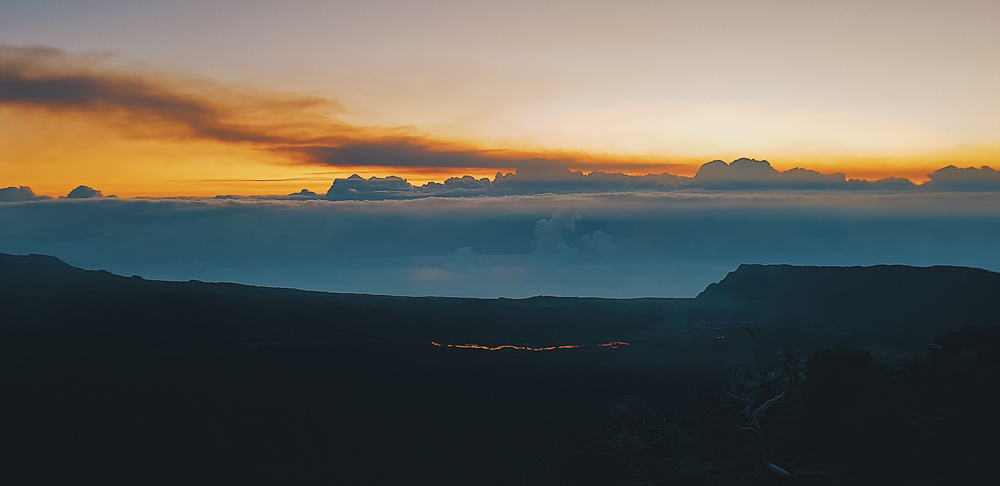 La Réunion île de la réunion voyage à la réunion visiter la réunion volcan le piton de la fournaise cratère commerson pas de bellecombe plaine des sables mars lune lunaire volcan en éruption piton de bert formica leo gîte du volcan bourg murat randonner piton de la fournaise grand brûlé route des laves nager avec les baleines tortues kélonia plus belles plages de la réunion plus beaux spots meilleurs spots plus beaux sites blog voyage vlogtrotter emma vlog trotter blogueuse voyage blogueur voyage que faire que voir à la vacances à la réunion blog voyage travelblog FAQ préparer son voyage organisation organiser son voyage itinéraire 2 semaines à la réunion itinéraire 3 semaines à la réunion 10 jours 12 jours 14 jours  immanquables de la réunion best of la réunion plus beaux sites La Réunion vlog incontournables best of la réunion blog voyage vlogtrotter blogueur voyage roadtrip 