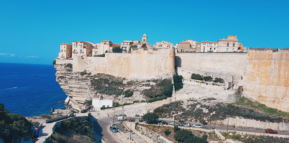 bonifacio voyage en Corse visiter la corse ile de beauté Corse voyage en Corse visiter la corse France partir en vacances en corse corsica ajaccio sartène où manger en corse ? porto-vecchio balagne calvi ile-rousse bastia cap corse centuri corte sartène bonifacio iles lavezzi iles sanguinaires porticcio golfe de porto girolata réserve naturelle scandola calanques piana girolata désert des agriate vallée restonica aiguilles bavella nonza monticello meilleures tables de balagne plus beaux spots meilleurs spots plus beaux sites de corse blog voyage vlogtrotter emma vlog trotter blogueuse voyage blogueur voyage que faire que voir en corse  vacances en corse blog voyage travelblog FAQ préparer son voyage organisation organiser son voyage itinéraire 1 semaine en Corse 2 semaines en corse immanquables de corse best of corse plus beaux sites de corse vlog corse incontournables best of corse blog voyage vlogtrotter blogueur voyage roadtrip île de beauté