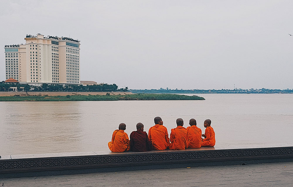 Le cambodge voyage au cambodge visiter le cambodge temples d’angkor visiter phnom penh que faire que voir à phnom penh ? palais royal pagode d’argent marché central tuol sleng camp S21 killing fields veal meru croisette cambodgienne sky bar roof top phnom penh angkor wat le bayon angkor thom ta prohm voyager au cambodge phnom penh palais royal villages flottants kompong khleang lac tonlé sap siem reap plus beaux spots meilleurs spots plus beaux sites blog voyage vlogtrotter emma vlog trotter blogueuse voyage blogueur voyage que faire que voir au cambodge  vacances au cambodge blog voyage travelblog FAQ préparer son voyage organisation organiser son voyage itinéraire 2 semaines au cambodge  itinéraire 3 semaines au cambodge 10 jours 12 jours 14 jours  immanquables du cambodge best of cambodge plus beaux sites du cambodge vlog incontournables best of cambodge blog voyage vlogtrotter blogueur voyage roadtrip 