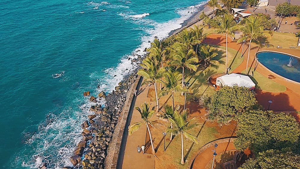 saint-denis barachois La Réunion île de la réunion voyage à la réunion visiter la réunion volcan le piton de la fournaise cratère plaine des sables volcan en randonner piton de la fournaise grand brûlé route des laves cilaos mafate salazie cirques nager avec les baleines tortues kélonia plus belles plages de la réunion plus beaux spots meilleurs spots plus beaux sites blog voyage vlogtrotter emma vlog trotter blogueuse voyage blogueur voyage que faire que voir à la vacances à la réunion blog voyage travelblog FAQ préparer son voyage organisation organiser son voyage itinéraire 2 semaines à la réunion itinéraire 3 semaines à la réunion 10 jours 12 jours 14 jours  immanquables de la réunion best of la réunion plus beaux sites La Réunion vlog incontournables best of la réunion blog voyage vlogtrotter blogueur voyage roadtrip 