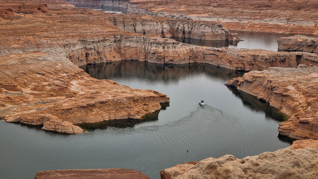 Lac Powell lake powell Antelope Canyon Page Lac Powell Road trip aux USA road trip dans l’ouest américain visiter grand canyon visiter monument valley vallée visiter bryce canyon antelope canyon horseshoe bend lac powell la vallée de la mort meilleur blog voyages visiter la death valley los angeles en trois jours las vegas que faire que voir à las vegas itinéraire 15 jours road trip ouest américain meilleur itinéraire best of plus beaux sites ouest américain blog voyage USA Etats-Unis colorado 