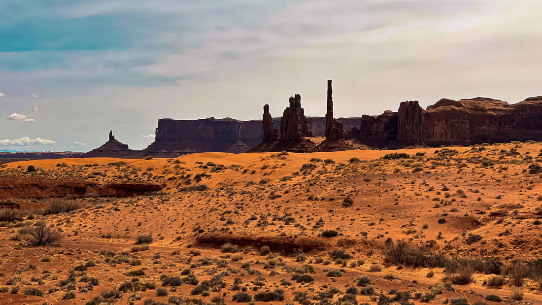 Monument Vallée Monument Valley navajos indiens Road trip aux USA road trip dans l’ouest américain visiter grand canyon visiter monument valley vallée visiter bryce canyon antelope canyon horseshoe bend lac powell la vallée de la mort meilleur blog voyages visiter la death valley los angeles en trois jours las vegas que faire que voir à las vegas itinéraire 15 jours road trip ouest américain meilleur itinéraire best of plus beaux sites ouest américain blog voyage USA Etats-Unis