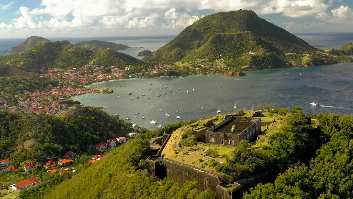 Guadeloupe les Saintes Terre de Haut Terre de Bas visiter les saintes voyage en guadeloupe que voir que faire aux Saintes ? les plus beaux sports des Saintes best off les saintes caraïbes marie-galante où loger aux saintes combien de temps rester aux saintes baie des saintes îles de guadeloupe antilles françaises caraïbes  fort napoléon