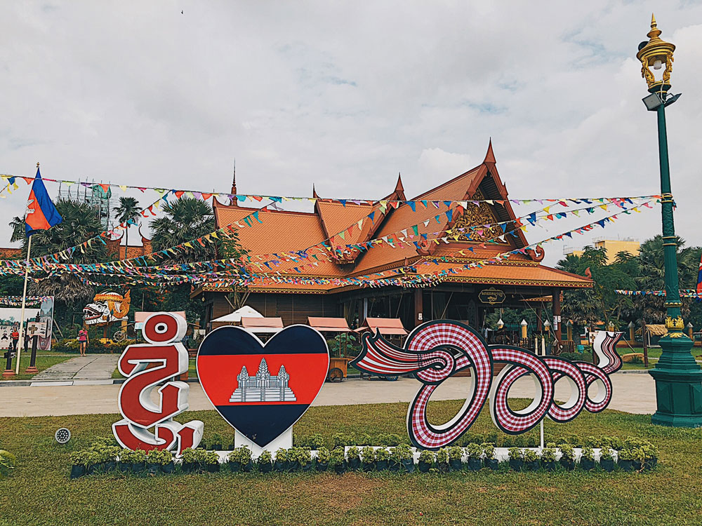 Le cambodge voyage au cambodge visiter le cambodge temples d’angkor visiter phnom penh que faire que voir à phnom penh ? palais royal pagode d’argent marché central tuol sleng camp S21 killing fields veal meru croisette cambodgienne sky bar roof top phnom penh angkor wat le bayon angkor thom ta prohm voyager au cambodge phnom penh palais royal villages flottants kompong khleang lac tonlé sap siem reap plus beaux spots meilleurs spots plus beaux sites blog voyage vlogtrotter emma vlog trotter blogueuse voyage blogueur voyage que faire que voir au cambodge  vacances au cambodge blog voyage travelblog FAQ préparer son voyage organisation organiser son voyage itinéraire 2 semaines au cambodge  itinéraire 3 semaines au cambodge 10 jours 12 jours 14 jours  immanquables du cambodge best of cambodge plus beaux sites du cambodge vlog incontournables best of cambodge blog voyage vlogtrotter blogueur voyage roadtrip 