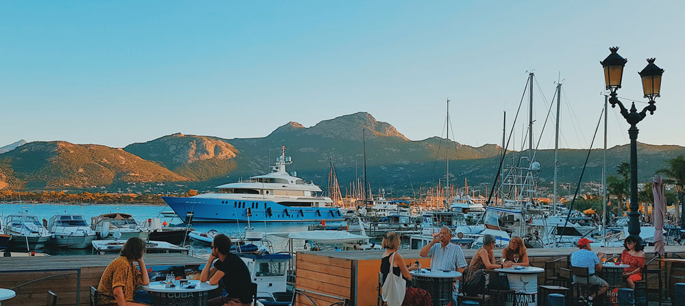 Calvi visiter la corse port de Calvi Balagne Corse voyage en Corse visiter la corse France partir en vacances en corse corsica ajaccio sartène où manger en corse ? porto-vecchio balagne calvi ile-rousse bastia cap corse centuri corte sartène bonifacio iles lavezzi iles sanguinaires porticcio golfe de porto girolata réserve naturelle scandola calanques piana girolata désert des agriate vallée restonica aiguilles bavella nonza monticello meilleures tables de balagne plus beaux spots meilleurs spots plus beaux sites de corse blog voyage vlogtrotter emma vlog trotter blogueuse voyage blogueur voyage que faire que voir en corse  vacances en corse blog voyage travelblog FAQ préparer son voyage organisation organiser son voyage itinéraire 1 semaine en Corse 2 semaines en corse immanquables de corse best of corse plus beaux sites de corse vlog corse incontournables best of corse blog voyage vlogtrotter blogueur voyage roadtrip île de beauté