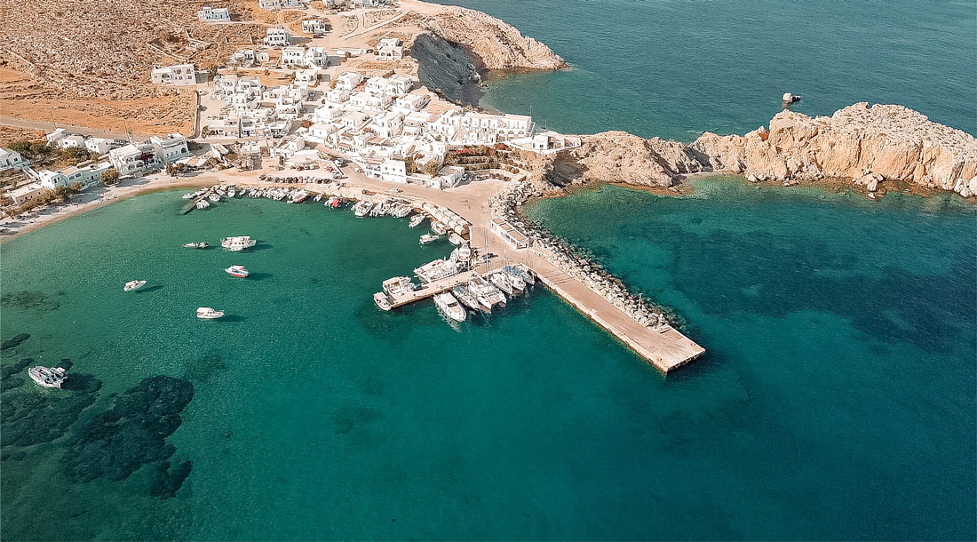 Folegandros voyage à folegandros vacances folegandros grèce grece cyclades iles grecques mer égée santorin milos naxos paros mykonos blog voyage emma blogueuse voyage emma gattuso emma vlog trotter vlogs vlog santorin milos chora katergo livadaki plus belles plages de grèce plus belle chora ios greece europe vacances en grèce voyage dans les cyclades partir en europe port de karavosassi plage de vardia hotel ampelos où loger à folegandros meilleur hotel folegandros vue chora folegandros agios nkolaos baie de vathy plage agali itinéraire cyclades itinéraire folegandros que voir que faire à folegandros 1 semaine à folegandros plus beaux sites plus beaux spots folegandros incontournables eglise panagia 