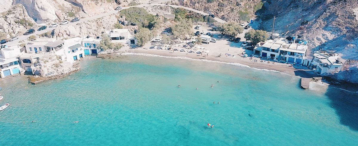 Santorini Milos voyage à milos vacances milos grèce grece cyclades iles grecques mer égée santorin milos naxos paros mykonos santorin folegandros blog voyage emma blogueuse voyage emma gattuso emma vlog trotter vlogs vlog santorin vlog milos chora sarakiniko papafragas tsigrado adamas kleftiko sikia cave paliochori glaronissia plaka klima firopotamos plus belles plages de grèce plus belle chora ios greece europe vacances en grèce voyage dans les cyclades partir en europe où loger à milos meilleur hotel milos vue mer itinéraire cyclades itinéraire milos que voir que faire à milos 1 semaine à milos plus beaux sites plus beaux spots milos incontournables vlog milos