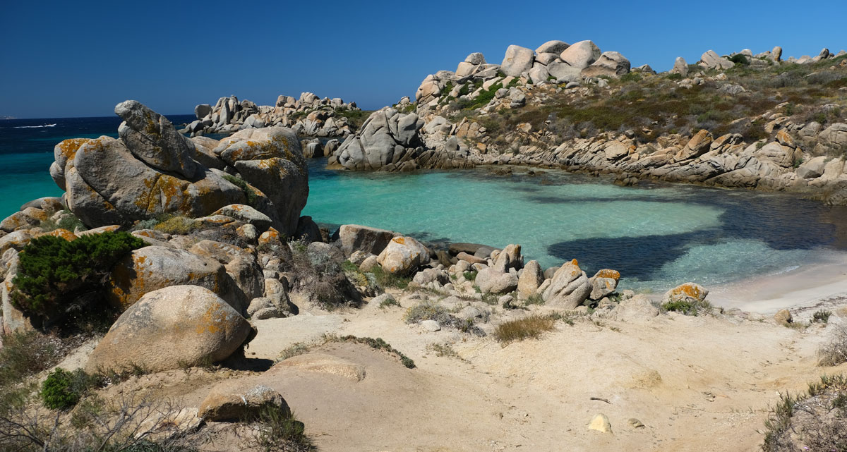 les plus belles plages de Corse Palombaggia Pinarellu Rondinara Santa Giulia Agriate Lotu Saleccia voyage en Corse visiter la corse France partir en vacances en corse corsica porto-vecchio balagne calvi ile-rousse cap corse centuri iles lavezzi désert des agriate nonza plus beaux sites de corse meilleur blog voyage vlogtrotter emma vlog trotter blogueuse voyage blogueur voyage que faire que voir en corse  vacances en corse blog voyage  iles Lavezzi