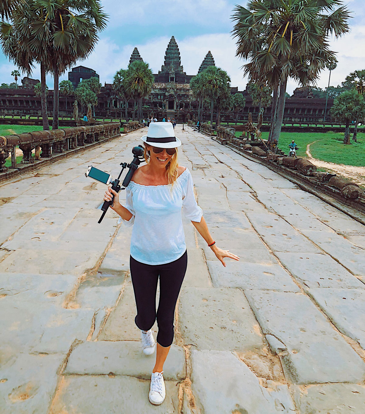 Le cambodge voyage au cambodge visiter le cambodge temples d’angkor angkor wat le bayon angkor thom ta prohm cambodia asie voyager au cambodge phnom penh palais royal villages flottants kompong khleang lac tonlé sap siem reap plus beaux spots meilleurs spots plus beaux sites blog voyage vlogtrotter emma vlog trotter blogueuse voyage blogueur voyage que faire que voir au cambodge  vacances au cambodge blog voyage travelblog FAQ préparer son voyage organisation organiser son voyage itinéraire 2 semaines au cambodge  itinéraire 3 semaines au cambodge 10 jours 12 jours 14 jours  immanquables du cambodge best of cambodge plus beaux sites du cambodge vlog incontournables best of cambodge blog voyage vlogtrotter blogueur voyage roadtrip 