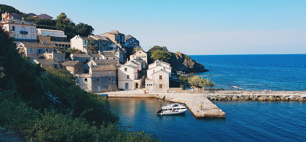 Voyage Cap Corse Nonza Centuri Porticciolo Corse voyage en Corse visiter la corse France partir en vacances en corse corsica ajaccio sartène où manger en corse ? porto-vecchio balagne calvi ile-rousse bastia cap corse centuri corte sartène bonifacio iles lavezzi iles sanguinaires porticcio golfe de porto girolata réserve naturelle scandola calanques piana girolata désert des agriate vallée restonica aiguilles bavella nonza monticello meilleures tables de balagne plus beaux spots meilleurs spots plus beaux sites de corse blog voyage vlogtrotter emma vlog trotter blogueuse voyage blogueur voyage que faire que voir en corse  vacances en corse blog voyage travelblog FAQ préparer son voyage organisation organiser son voyage itinéraire 1 semaine en Corse 2 semaines en corse immanquables de corse best of corse plus beaux sites de corse vlog corse incontournables best of corse blog voyage vlogtrotter blogueur voyage roadtrip île de beauté