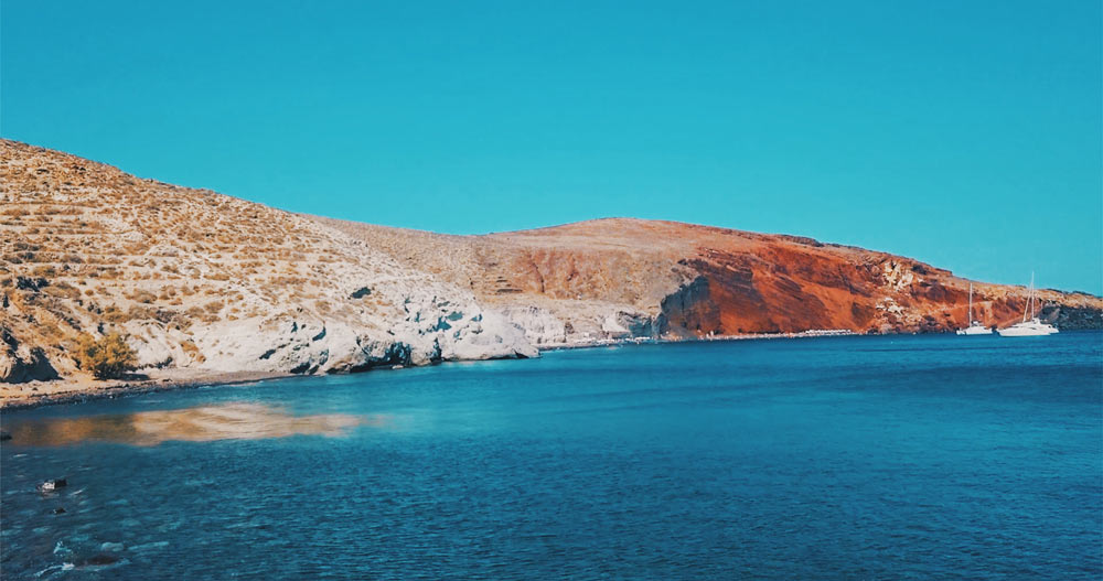 santorin cyclades voyage en Grèce Santorini Red Beach Santorini voyage à santorin vacances santorin grèce grece cyclades iles grecques mer égée santorin milos naxos paros mykonos folegandros blog voyage emma blogueuse voyage emma gattuso emma vlog trotter vlogs vlog santorin milos chora oia fira thira caldeira santorin red beach akrotiri pyrgos megalochori plus belles plages de grèce plus belle chora ios greece europe vacances en grèce voyage dans les cyclades partir en europe canaves oia suites canaves epitome où loger à santorin meilleur hotel santorin vue mer santorin itinéraire cyclades itinéraire santorin que voir que faire à santorin 1 semaine à santorin plus beaux sites plus beaux spots santorin incontournables vlog santorin