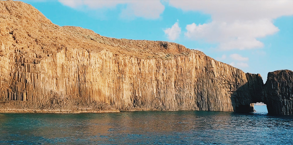 Santorini Milos voyage à milos vacances milos grèce grece cyclades iles grecques mer égée santorin milos naxos paros mykonos santorin folegandros blog voyage emma blogueuse voyage emma gattuso emma vlog trotter vlogs vlog santorin vlog milos chora sarakiniko papafragas tsigrado adamas kleftiko sikia cave paliochori glaronissia plaka klima firopotamos plus belles plages de grèce plus belle chora ios greece europe vacances en grèce voyage dans les cyclades partir en europe où loger à milos meilleur hotel milos vue mer itinéraire cyclades itinéraire milos que voir que faire à milos 1 semaine à milos plus beaux sites plus beaux spots milos incontournables vlog milos