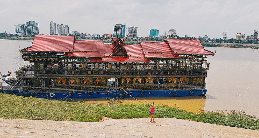 Le cambodge voyage au cambodge visiter le cambodge temples d’angkor visiter phnom penh que faire que voir à phnom penh ? palais royal pagode d’argent marché central tuol sleng camp S21 killing fields veal meru croisette cambodgienne sky bar roof top phnom penh angkor wat le bayon angkor thom ta prohm voyager au cambodge phnom penh palais royal villages flottants kompong khleang lac tonlé sap siem reap plus beaux spots meilleurs spots plus beaux sites blog voyage vlogtrotter emma vlog trotter blogueuse voyage blogueur voyage que faire que voir au cambodge  vacances au cambodge blog voyage travelblog FAQ préparer son voyage organisation organiser son voyage itinéraire 2 semaines au cambodge  itinéraire 3 semaines au cambodge 10 jours 12 jours 14 jours  immanquables du cambodge best of cambodge plus beaux sites du cambodge vlog incontournables best of cambodge blog voyage vlogtrotter blogueur voyage roadtrip 